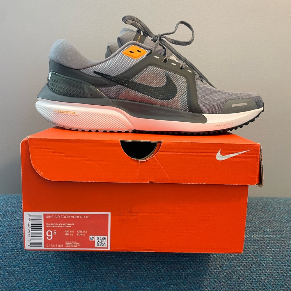 Nike Air Zoom Vomero 16 in Cool Gray and Black